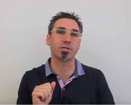 孕晚期头位宝宝胎动时一般会踢上腹部吗？